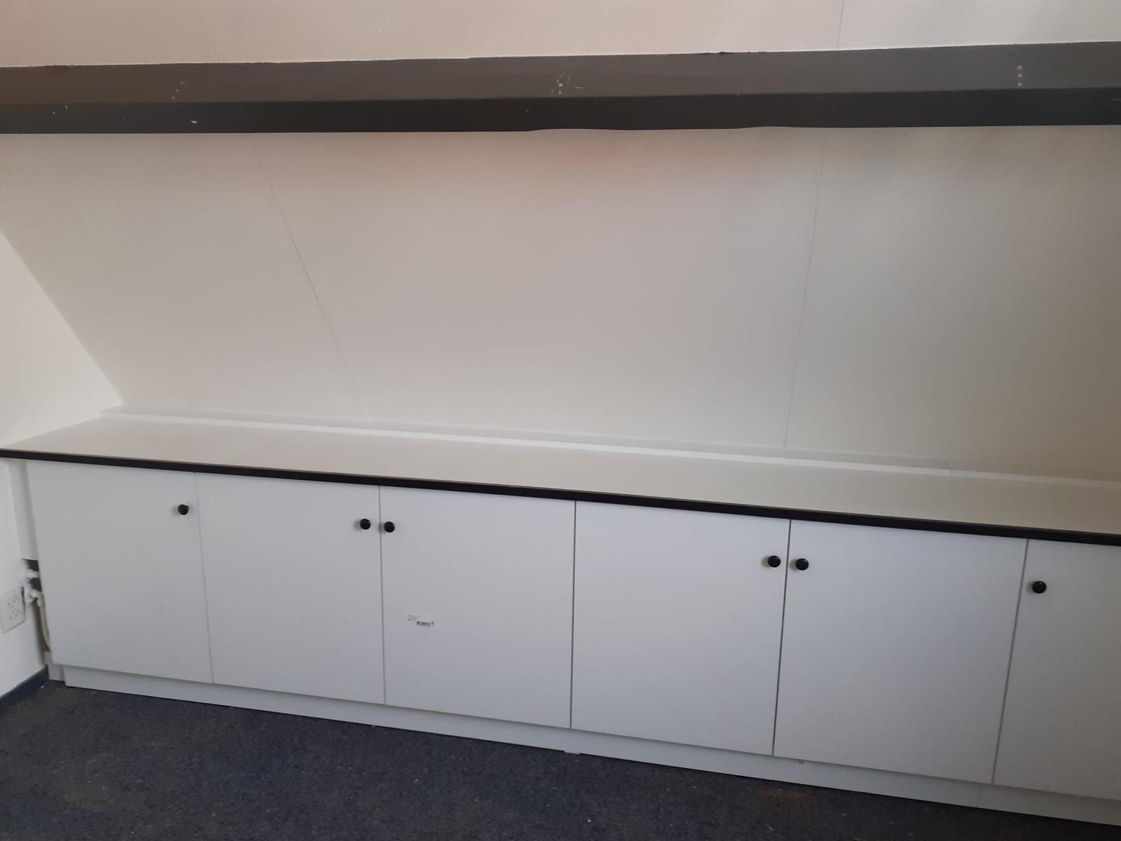 Waterdicht aangesloten wastafel