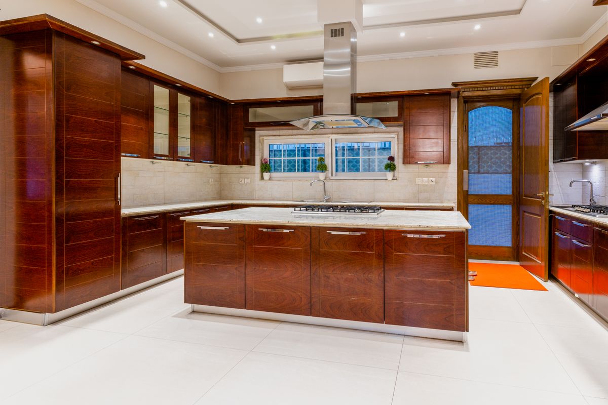 Sfeerbeeld van een luxe keuken met stenen werkblad