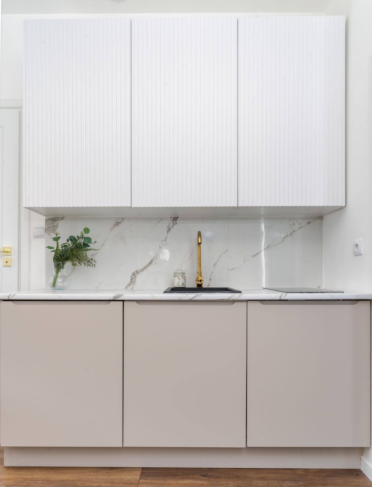Sfeerbeeld van een luxe keuken met folie-afwerking