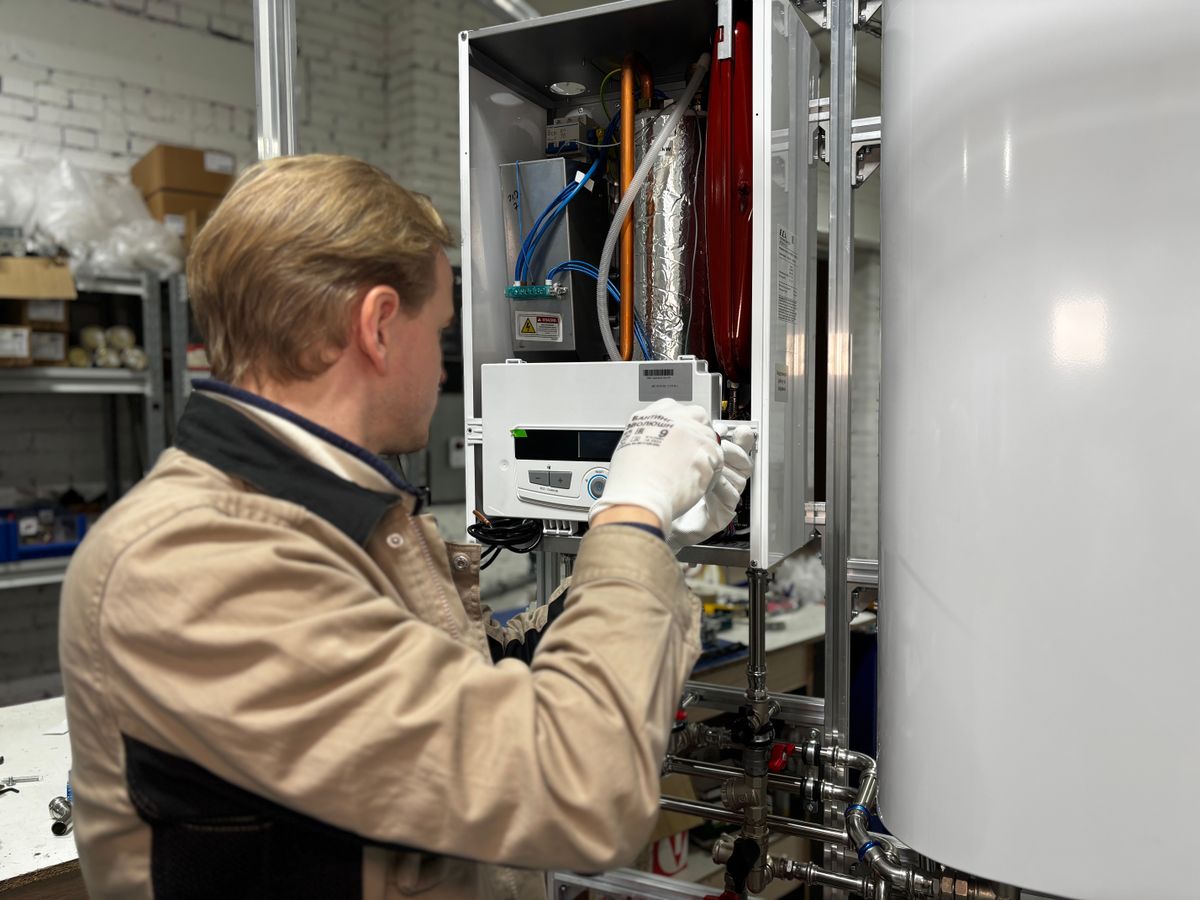 Sfeerbeeld van een technicus die sanitair repareert