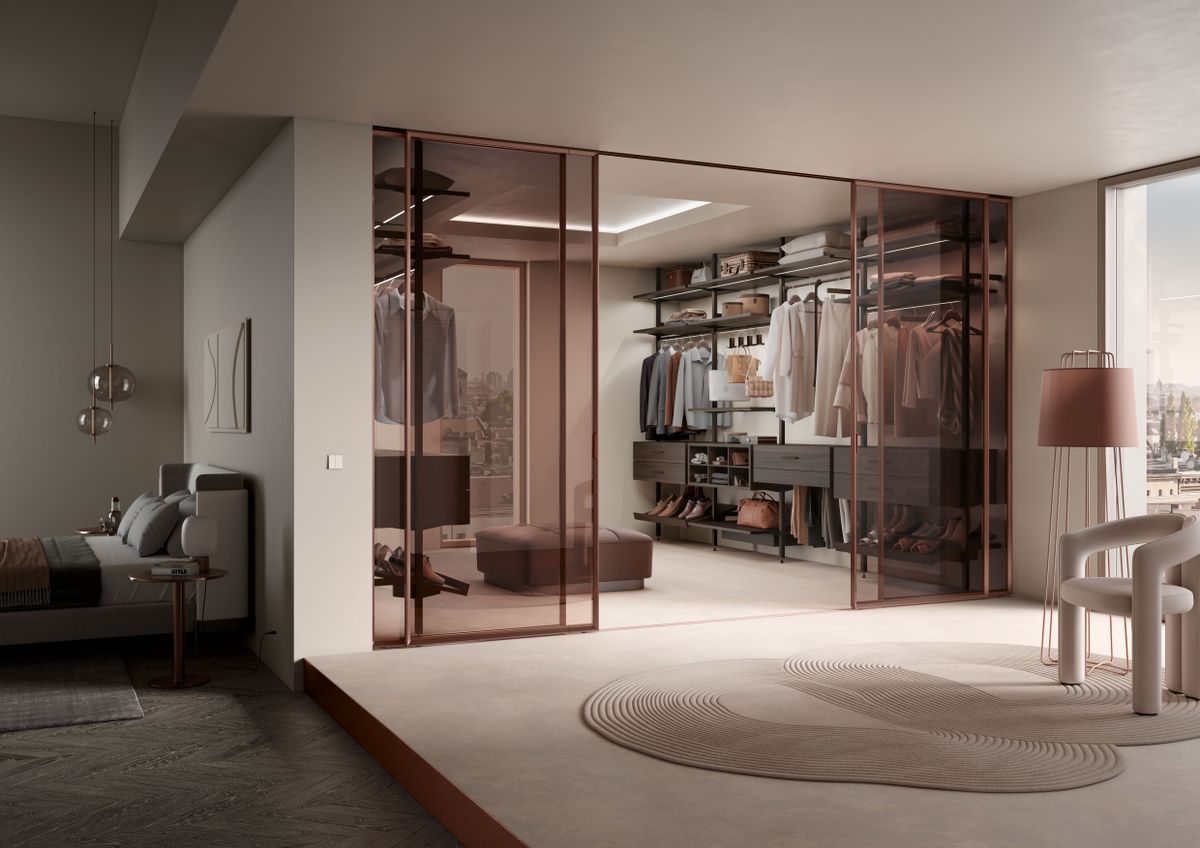 Sfeerbeeld van een luxe walk-in kastruimte