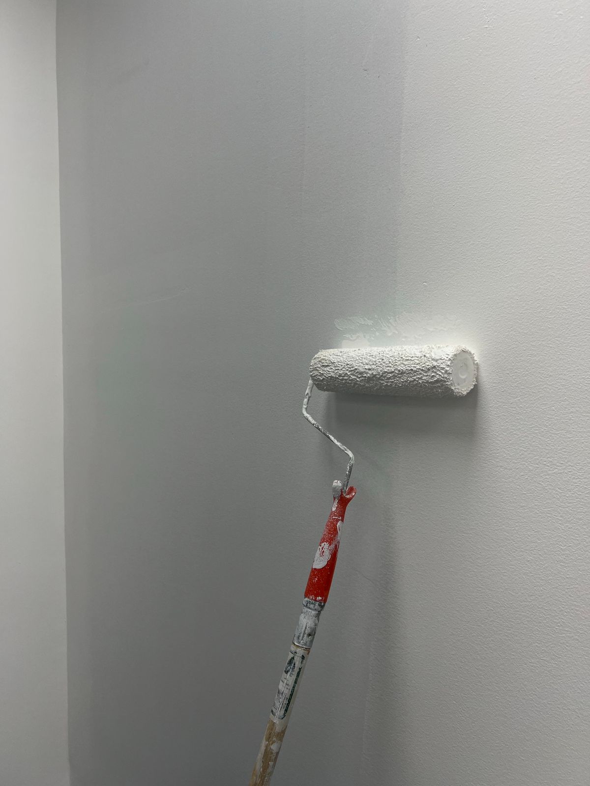 Sfeerbeeld van verse witte verf op een binnenmuur