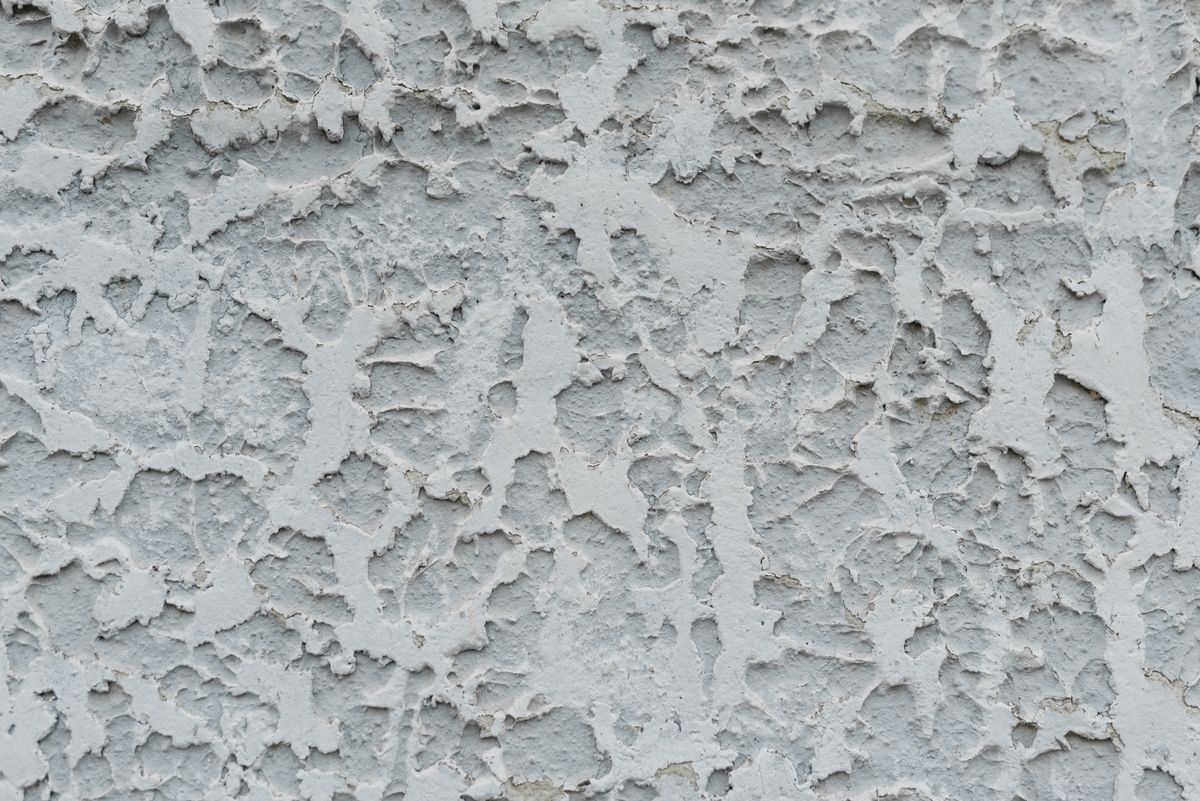 Sfeerbeeld van een gladgepleisterde muur na herstel