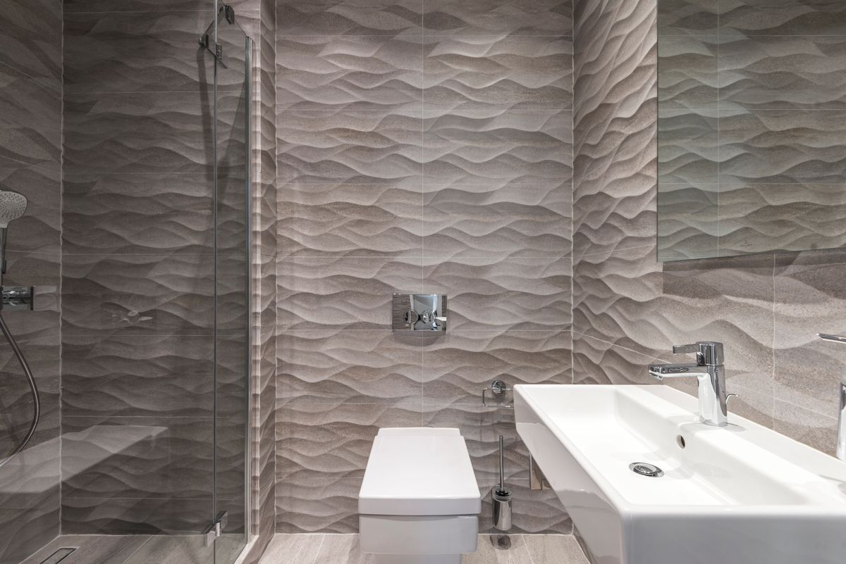 Sfeerbeeld van een volledig vernieuwde douche met tegelwerk