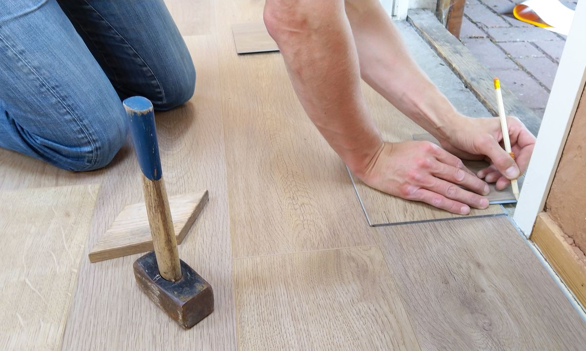 Sfeerbeeld van een vloer die gelegd wordt