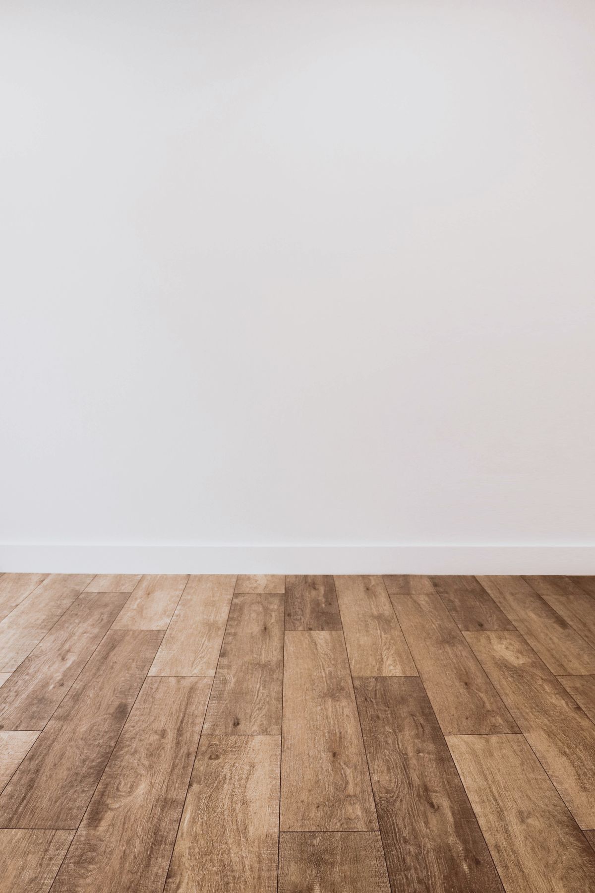 Sfeerbeeld van een houten vloer tegen de wand